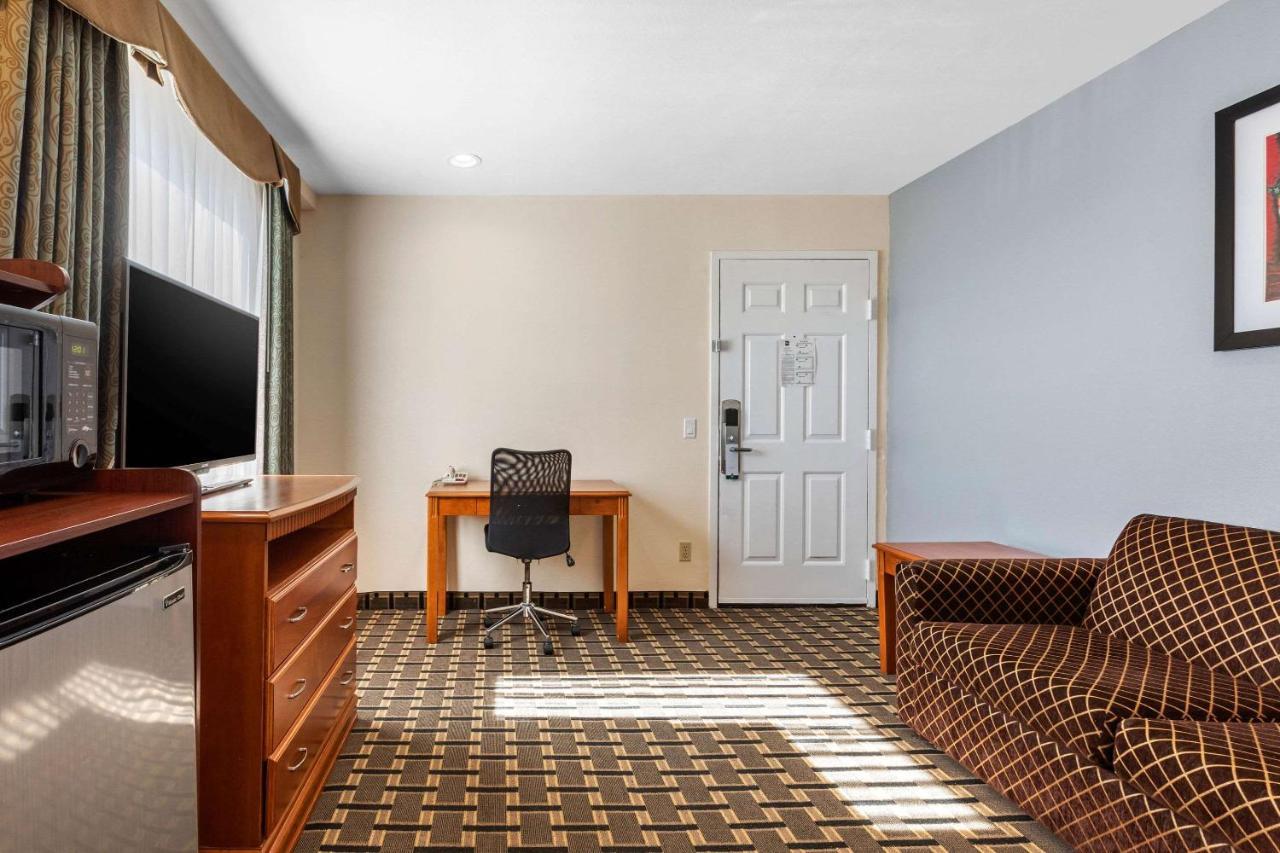 Quality Inn & Suites Huntington Beach Exterior photo